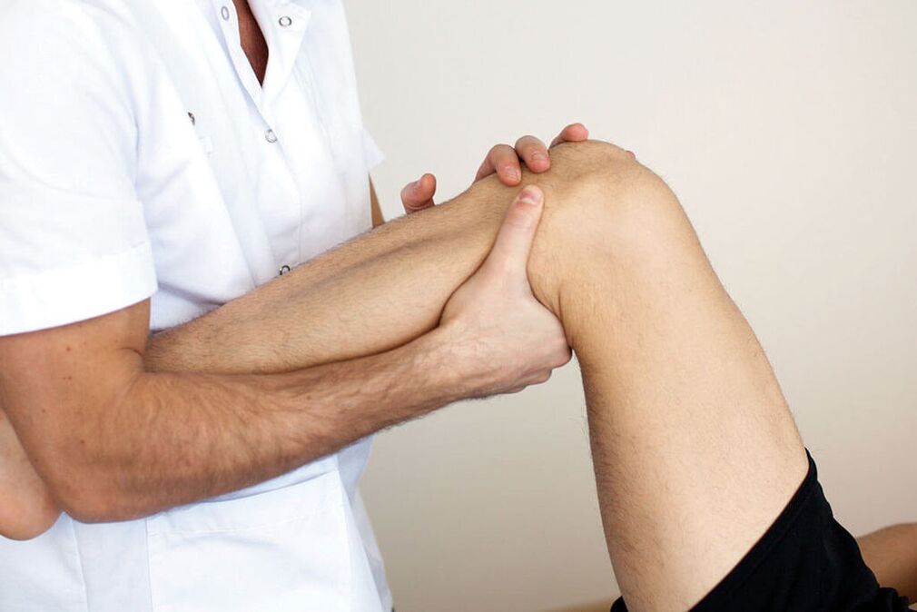 Arzt untersucht ein Knie mit Osteoarthritis
