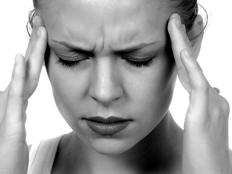 Kopfschmerzen sind eines der Symptome der Osteochondrose der Halswirbelsäule