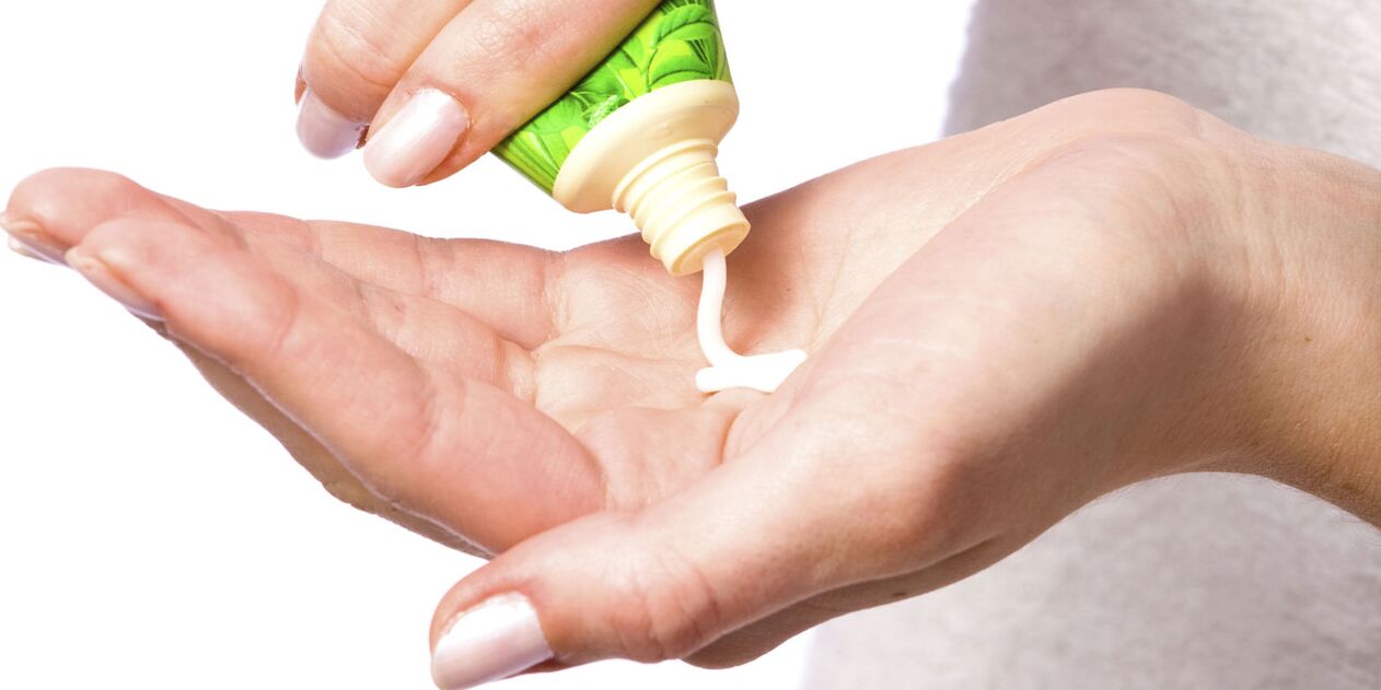 Entzündungshemmende Salben werden verwendet, um Schmerzen in den Fingergelenken zu lindern. 